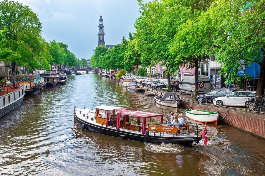 Amsterdam: Small-Group Canal Cruise incl. Drinks and Snacks - The boat, Giuliana, and what the design changes for your photos and comfort