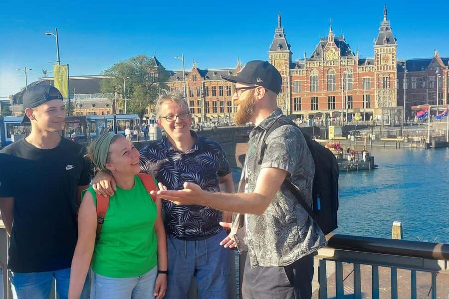 Amsterdam: Small-group Guided Walking Tour (French/English) - Zeedijk to Amsterdam Chinatown, then De Waag and the story of trade