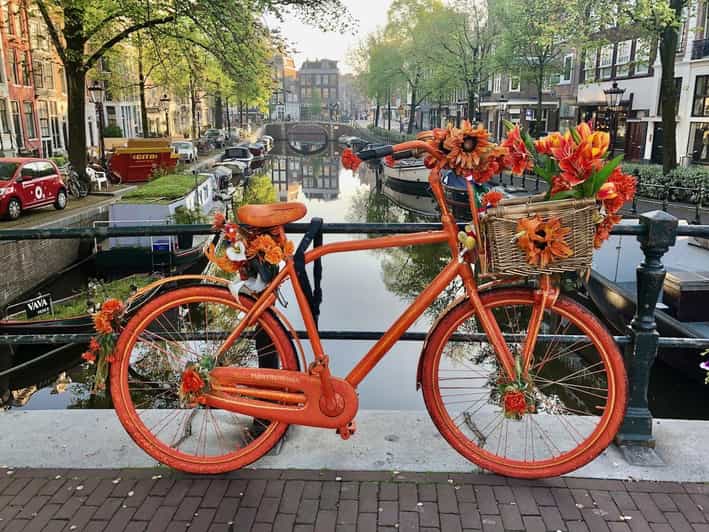 Amsterdam: Small Group Walking Tour with Fun Guide - Dam Square and the National Monument: the perfect starting line