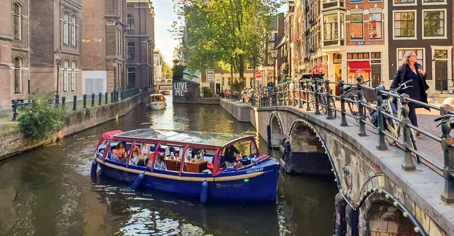 Amsterdam: Smoke and Lounge City Boat Cruise - High Light Tour timing: how to catch the lights without stress