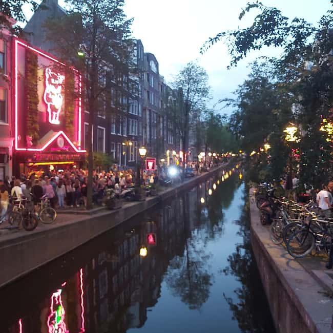 Amsterdam: Spanish Tour Unmasking the Redlight District - St Nicholas Basilica and the Maritime Story Behind the District