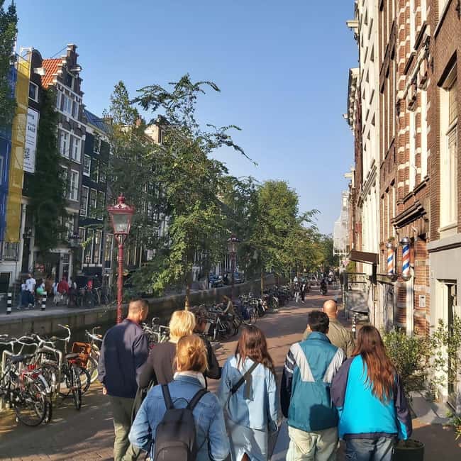Amsterdam: Spanish Tour Unmasking the Redlight District - Nieuwmarkt Square and De Waag: When a City Gate Became a Weighting House