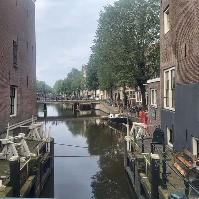 Amsterdam: Spanish Tour Unmasking the Redlight District - Oude Kerk and the Canal Heart of Oudezijds Voorburgwal