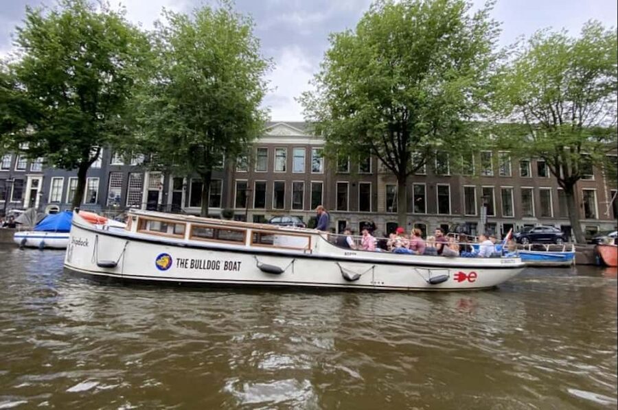 Amsterdam: The Bulldog Boat Smoke and Booze Cruise - A 1-hour 420-friendly cruise on Amsterdam’s Canal Belt