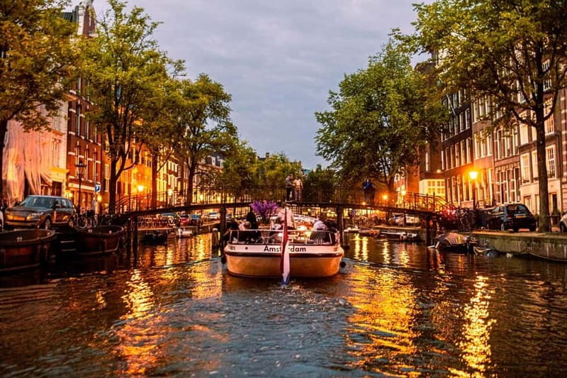 Amsterdam: The Bulldog Boat Smoke and Booze Cruise - The guide experience: live commentary with room for a “chill” pace