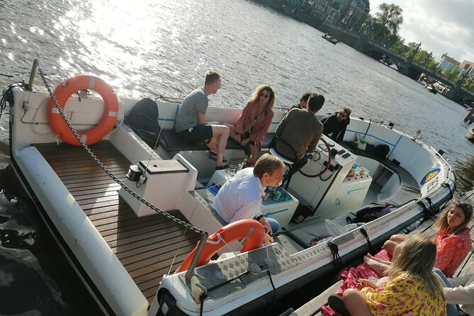 Amsterdam The Bulldog Boat Smoke Friendly Cruise + 2 drinks - The onboard hosts: comedy, warmth, and fast drink service