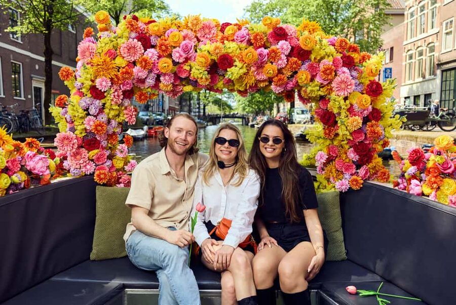 Amsterdam: The Original Flower Boat with Local Guide and Bar - Why this canal cruise works so well in Amsterdam