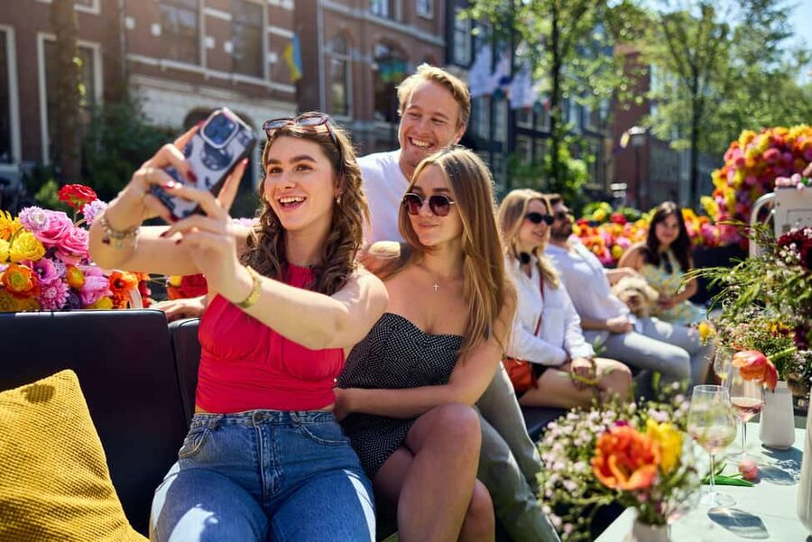 Amsterdam: The Original Flower Boat with Local Guide and Bar - Prinsengracht (about 15 minutes): a sweet middle of story and scenery