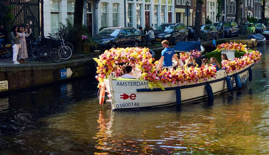 Amsterdam: The Original Flower Boat with Local Guide and Bar - The live guide and the Flower Bike Man love story