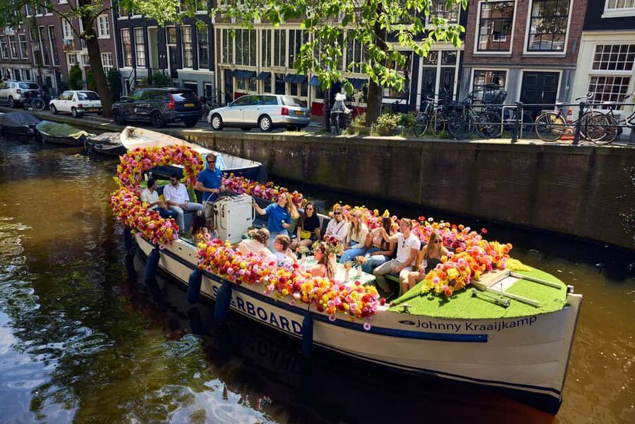 Amsterdam: The Original Flower Boat with Local Guide and Bar - Finding your boat at Oudezijds Voorburgwal 230