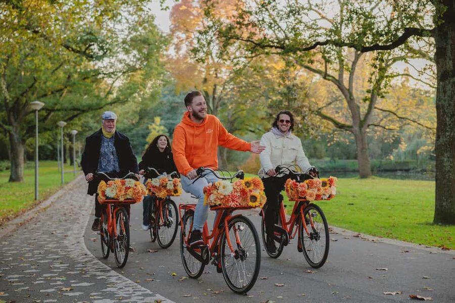 Amsterdam: Top Highlights Guided Bike Tour EN/DE/ES/FR/IT/CN - Where You Meet and What the Start Feels Like