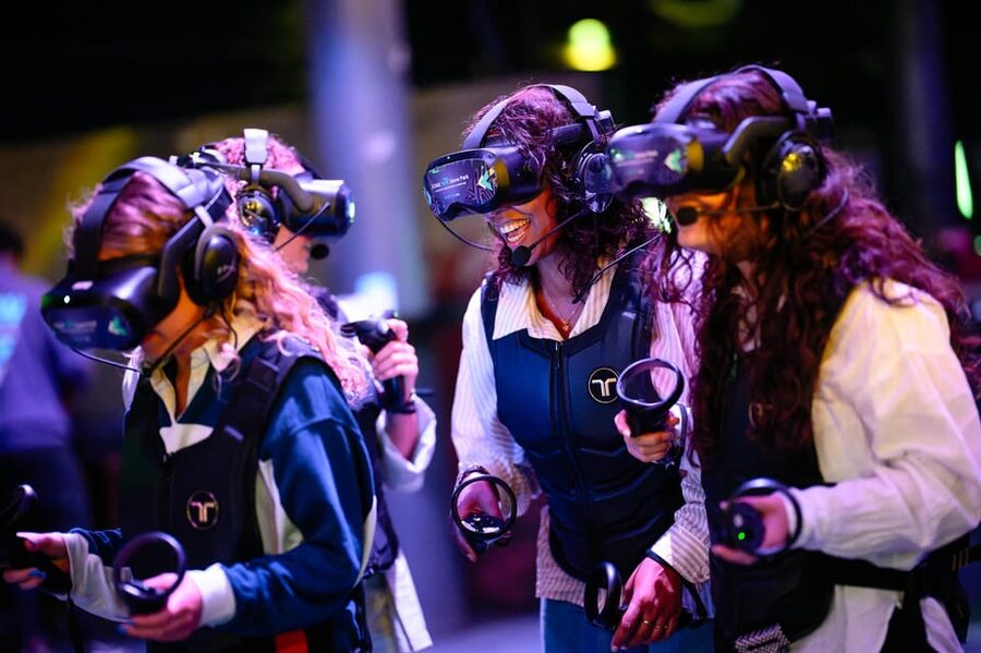 Amsterdam: Ultimate VR Experience: 60 minutes - Your Game Choices: Zombies, Survival Co-Op, Pirates, and Ghosts