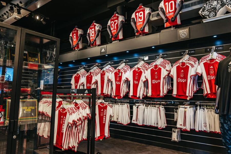 Amsterdam: VIP Johan Cruijff ArenA Tour with Drink and Scarf - The Johan Cruijff ArenA Scarf, 10% Fanshop Discount, and Febo Boulevard Snacks