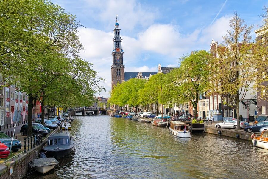 Amsterdam Walking Tour and Canal Cruise - Getting started: Loetje Centraal across Central Station