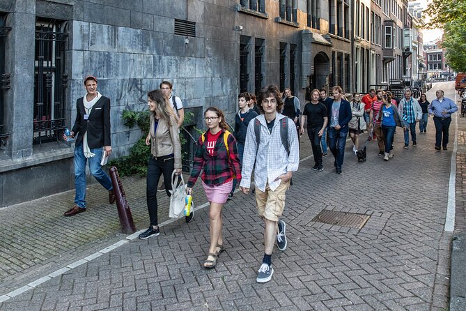 Amsterdam Walking Tour with a local comedian as guide - Stop 3: Oudezijds Voorburgwal and the East India Company tie-in