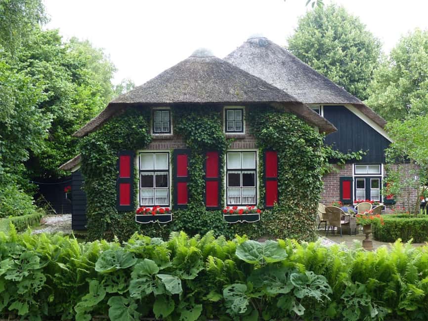 Amsterdam: Zaanse Schans and Giethoorn Guided Combo Tour - Rain, crowds, and walking: the stuff to plan for