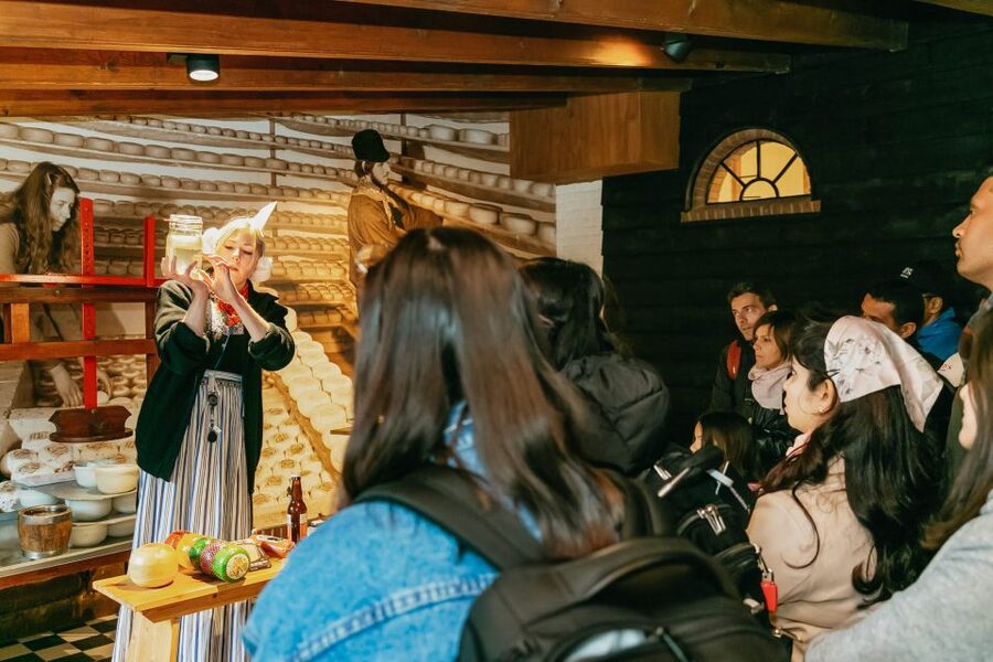 Amsterdam: Zaanse Schans windmills & Volendam Guided Tour - Should you book this Amsterdam Zaanse Schans and Volendam tour?