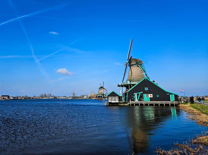 Amsterdam: Zaanse Schans windmills & Volendam Guided Tour - Volendam with St. Vincent’s Church, Stolphoevekerk, and fish auction moments