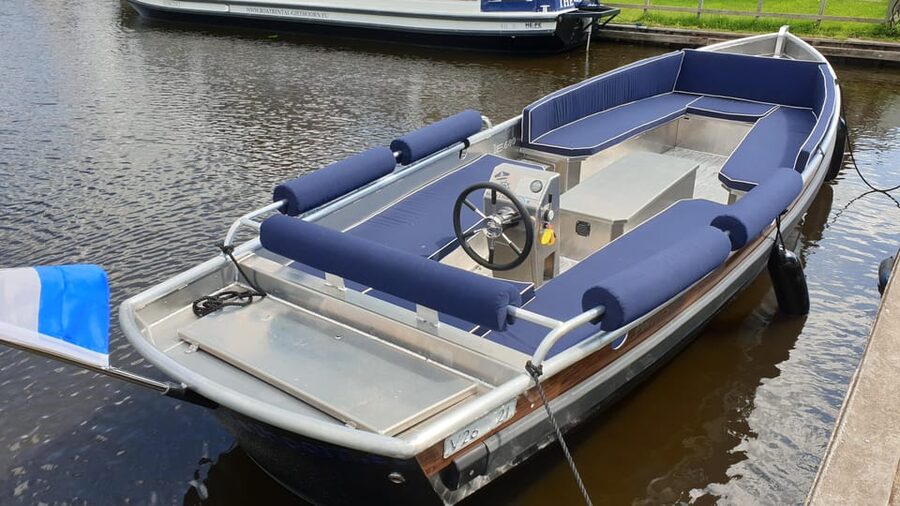 Boatrental 2 Hours 12 Person with Steeringwheel and cushions - Two Hours Around Giethoorn: How the Route and Navigation App Work