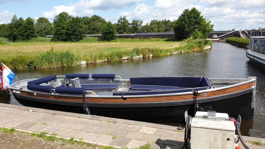 Boatrental 2 Hours 12 Person with Steeringwheel and cushions - Who This Boat Rental Is Best For in Giethoorn