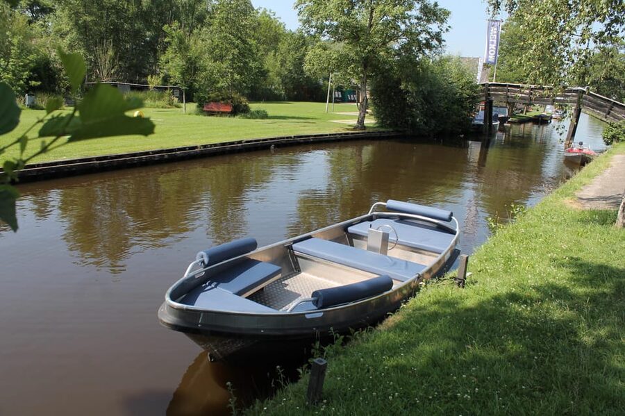 Boatrental 2 Hours 8 Person with Steeringwheel and cushions - What to Bring for a Comfortable 2 Hours