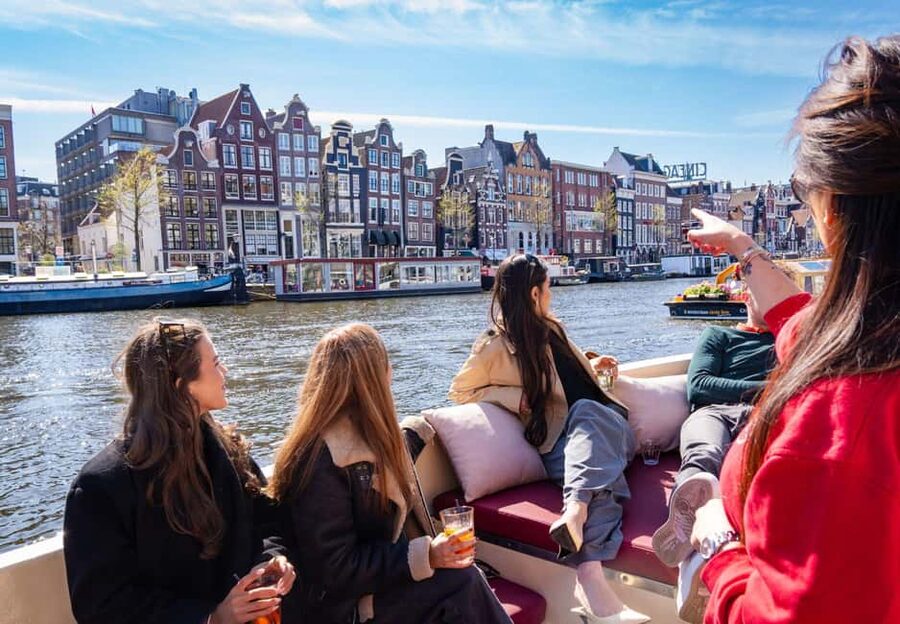 CHEESE AND DRINKS TOUR: A TASTE OF AMSTERDAM ON THE CANALS - Why a 100% Electric Canal Cruise Changes the Feeling in Amsterdam