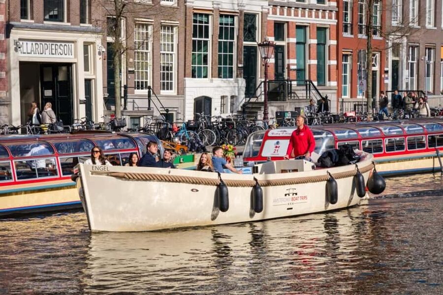 CHEESE AND DRINKS TOUR: A TASTE OF AMSTERDAM ON THE CANALS - The Canal Route, Stop by Stop, and What You’ll Notice From the Water