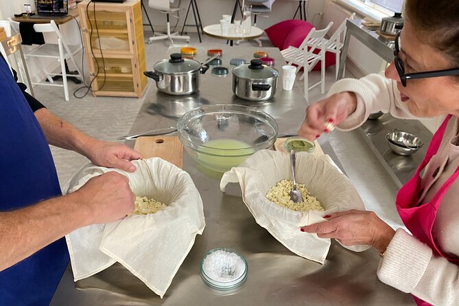 Cheese making workshop next to De Hallen, heart of Amsterdam - The tasting and drink finish: putting your cheese skills to work