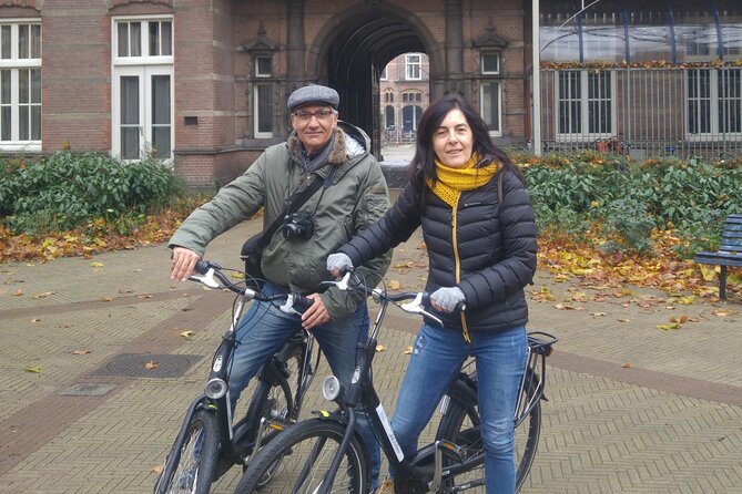 Daily group bike tour in Spanish. - Oud West, then Vondelpark for breathing room