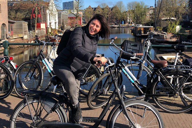 Daily group bike tour in Spanish. - Jordaan canals first, where the city slows down