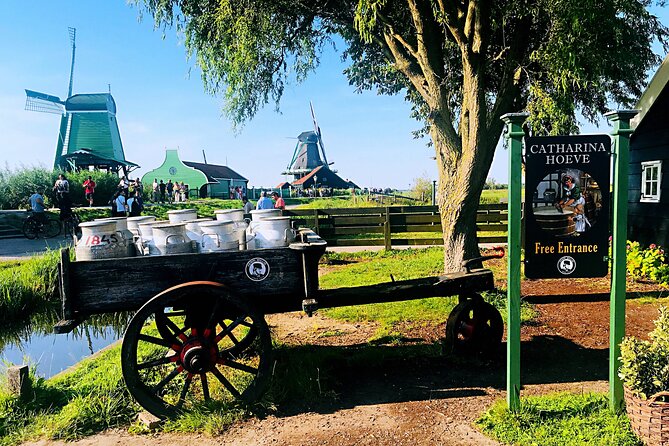 Day Tour Giethoorn, Afsluitdijk and Zaanse Schans with Boat Cruise - Guides and group flow: how comfort affects your enjoyment