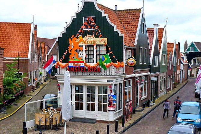Day Trip from Amsterdam to Zaanse Schans Windmills and Volendam - Alida Hoeve Cheese Farm and Wooden Shoe Factory: a focused 1-hour craft stop