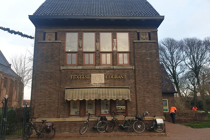 Discover Texel (Den Burg) with Self-Guided Outside Escape game - Glazen Paleis and the Hogeberg school: look for the unexpected