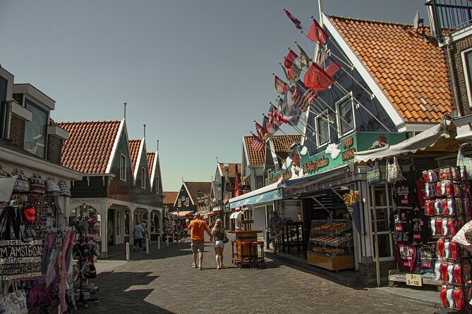 e-Scavenger hunt Volendam: Explore the city at your own pace - Wooden Shoe Factory and De Havenhof: craft meets practical shopping
