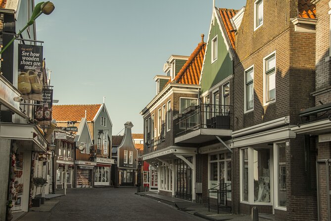 e-Scavenger hunt Volendam: Explore the city at your own pace - Old harbor dike, restaurants, and the walk you naturally want to take