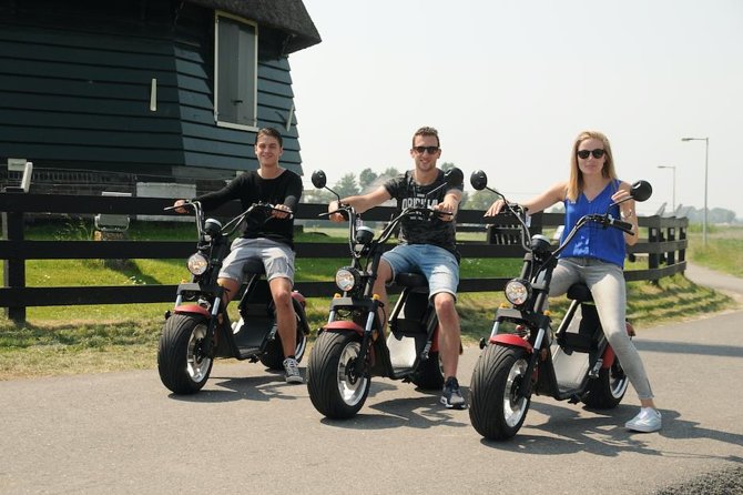 E-scooter rental Volendam - Countryside of Amsterdam - Getting oriented in Volendam old harbour, Haven 45