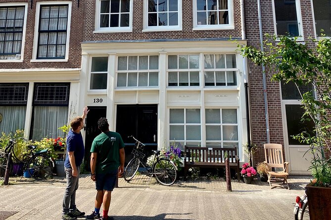 Explore hidden streets with friends - Karthuizerhof: a courtyard built for widows and early social housing