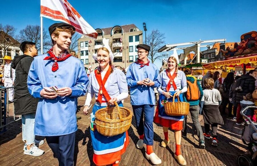 From Amsterdam; Alkmaar Cheese market & Zaanse Schans - Your 30-minute guided walk in Alkmaar: connect the market to the town