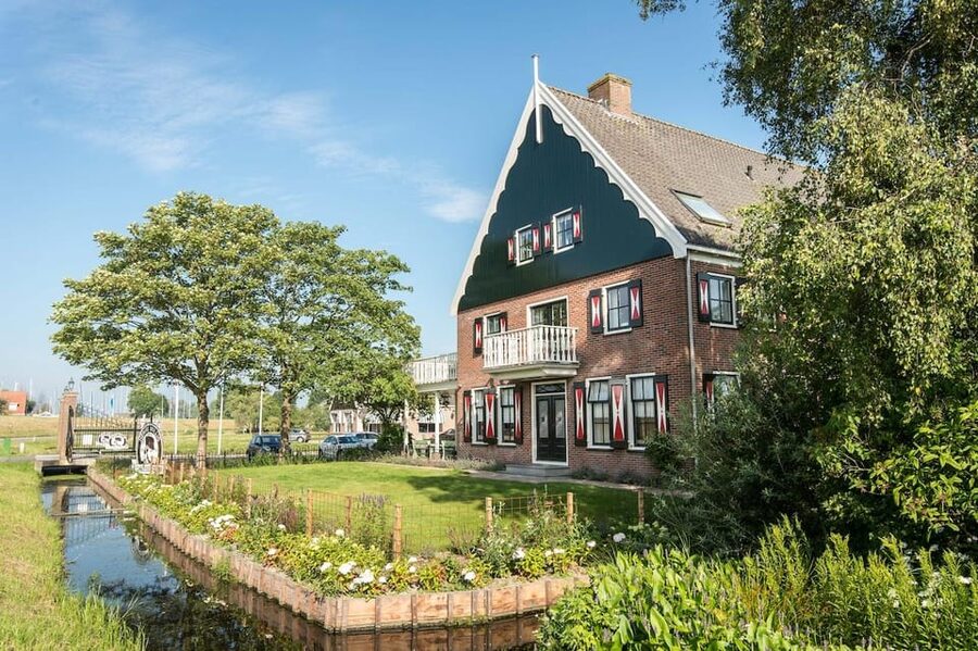 From Amsterdam; Alkmaar Cheese market & Zaanse Schans - Zaanse Schans in one hour: windmills, clogs, and craft work