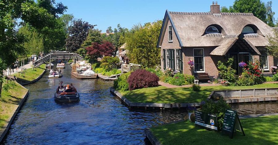 From Amsterdam: Giethoorn Day Trip with Small Electric Boat - Why Giethoorn Is Worth a Day Trip From Amsterdam (Road-Free, Canal-Only Feel)