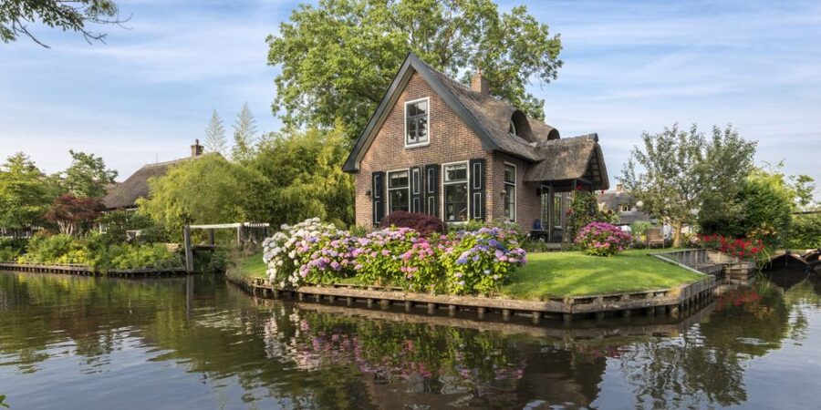 From Amsterdam: Giethoorn Day Trip with Small Electric Boat - What to Wear and Bring for a Smooth Giethoorn Day