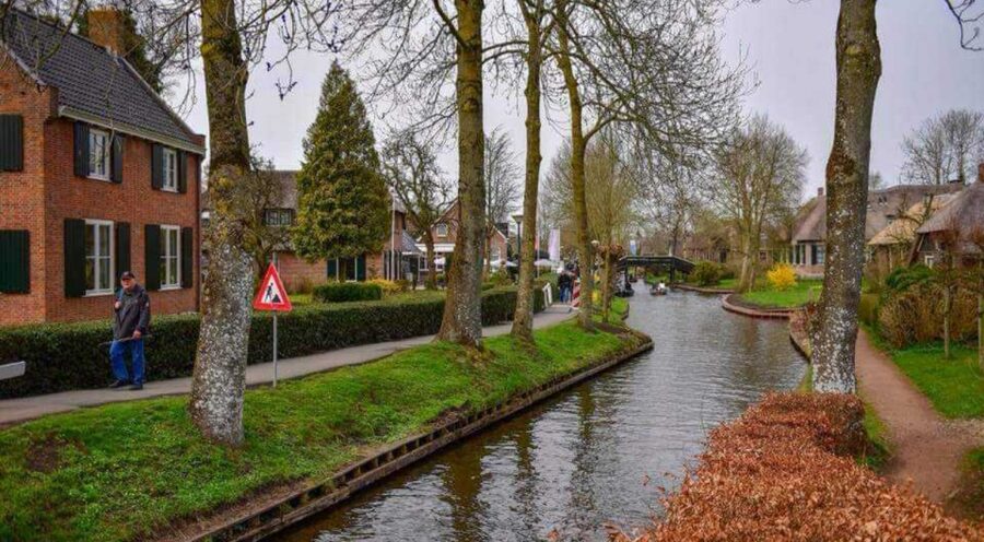 From Amsterdam: Giethoorn Guided Day Trip with Canal Cruise - Meeting Point and Timing: The 11:00am Departure Snaps It Into Place