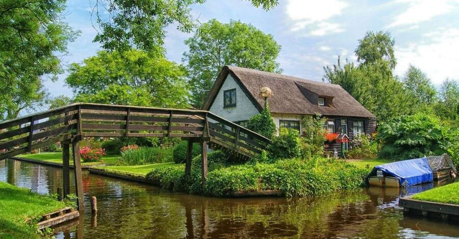 From Amsterdam: Giethoorn Sightseeing Tour and Canal Cruise - Giethoorn’s Dutch Venice Vibe, Made for a One-Day Escape