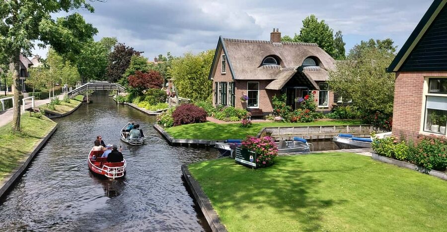 From Amsterdam: Giethoorn Small Group Tour with Boat Ride - Giethoorn, the real village without roads