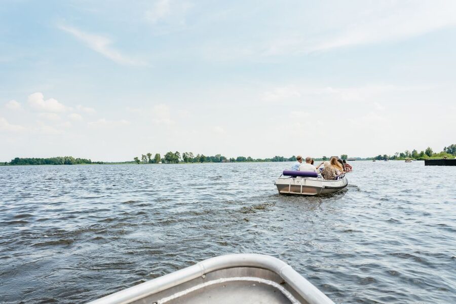 From Amsterdam: Giethoorn & Zaanse Schans Tour w/ Small Boat - Group size and comfort: what the day feels like in real life