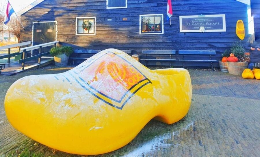 From Amsterdam: Giethoorn & Zaanse Schans Tour w/ Small Boat - Weather and what to pack for a rain-or-shine canal day