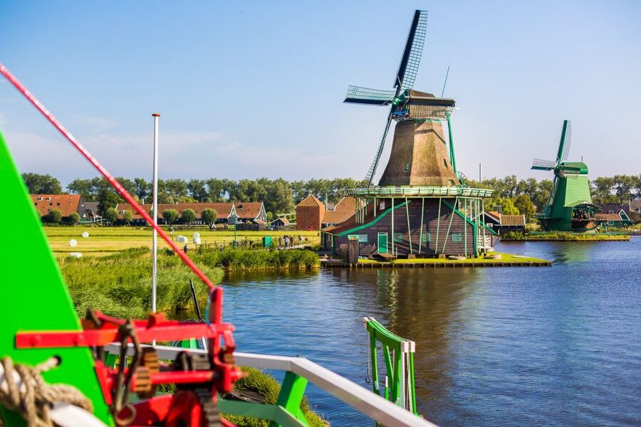From Amsterdam: Keukenhof and Dutch Countryside Tour - From De Ruijterkade to the bulbfields, a day with real structure