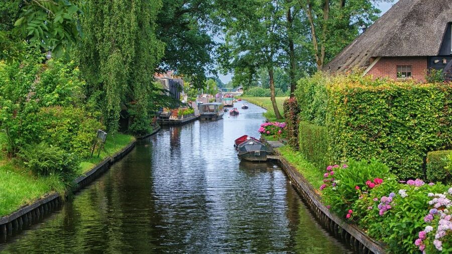 From Amsterdam: Private Sightseeing Tour to Giethoorn - Arriving in Giethoorn: why the village feels like a different world