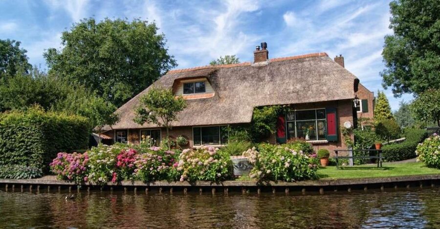From Amsterdam: Private Tour to Giethoorn with Canal Cruise - Why a private Amsterdam-to-Giethoorn ride is worth it