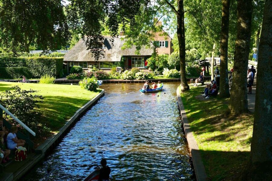 From Amsterdam: Private Tour to Giethoorn with Canal Cruise - Arrival in Giethoorn: what makes the village special from the start